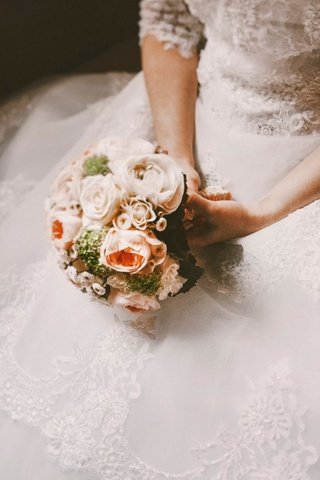 Обои платье, букет, свадьба, невеста, свадебная платье, dress, bouquet, wedding, the bride, wedding dress разрешение 1920x1080 Загрузить