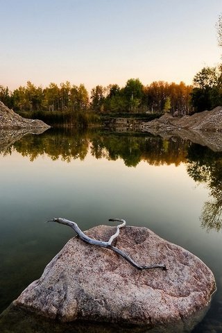 Обои небо, озеро, камень в озере, the sky, lake, the stone in the lake разрешение 2560x1440 Загрузить