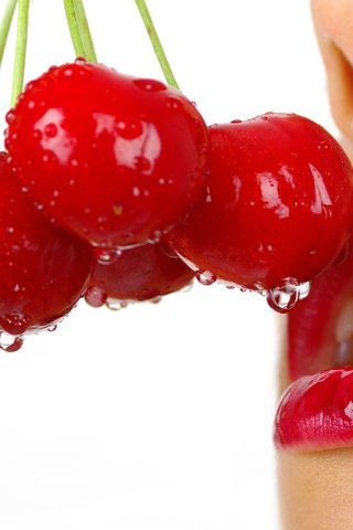 Обои девушка, черешня, губы, ягоды, вишня, красная помада, капли воды, girl, cherry, lips, berries, red lipstick, water drops разрешение 2560x1600 Загрузить