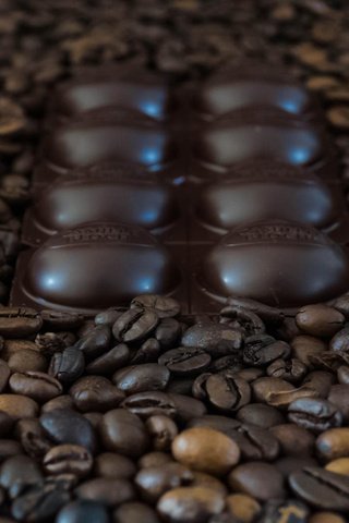 Обои шоколад, кофейные зерна, chocolate, coffee beans разрешение 2142x1090 Загрузить