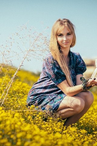 Обои девушка, платье, улыбка, лето, луг, ангел, желтые цветы, girl, dress, smile, summer, meadow, angel, yellow flowers разрешение 2033x1271 Загрузить