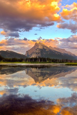 Обои небо, канада, облака, вечер, озеро, горы, лес, закат, отражение, the sky, canada, clouds, the evening, lake, mountains, forest, sunset, reflection разрешение 2560x1600 Загрузить