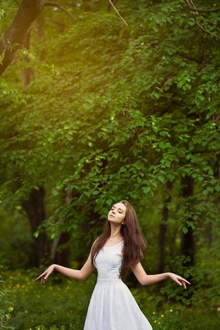 Обои деревья, лес, девушка, настроение, шатенка, trees, forest, girl, mood, brown hair разрешение 2048x1362 Загрузить