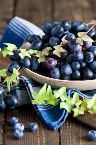 Обои виноград, доска, черника, натюрморт, grapes, board, blueberries, still life разрешение 2000x1331 Загрузить