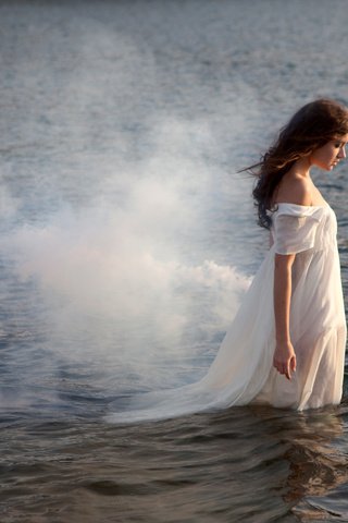 Обои вода, девушка, платье, дым, шатенка, water, girl, dress, smoke, brown hair разрешение 4759x2848 Загрузить