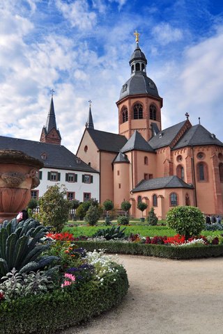 Обои цветы, собор, германия, клумба, клумбы, зелигенштадт, flowers, cathedral, germany, flowerbed, beds, seligenstadt разрешение 3264x2168 Загрузить