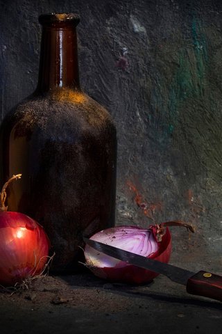 Обои лук, темный фон, бутылка, нож, натюрморт, bow, the dark background, bottle, knife, still life разрешение 2023x1331 Загрузить
