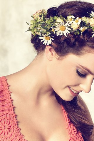 Обои глаза, цветы, девушка, улыбка, губы, лицо, венок, eyes, flowers, girl, smile, lips, face, wreath разрешение 2432x1737 Загрузить