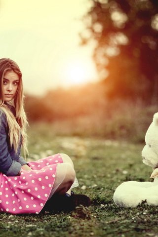 Обои трава, природа, девушка, плюшевый медведь, grass, nature, girl, teddy bear разрешение 2560x1628 Загрузить