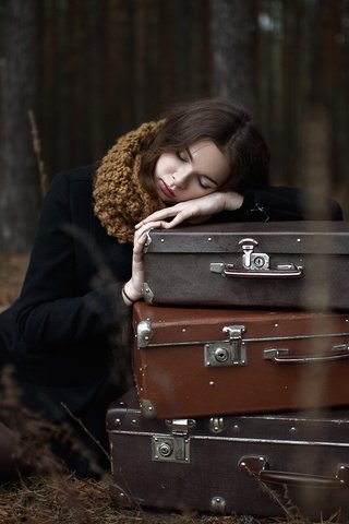 Обои девушка, настроение, сон, чемоданы, girl, mood, sleep, suitcases разрешение 2000x1429 Загрузить