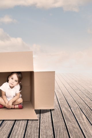 Обои небо, облака, фон, дети, девочка, ребенок, коробка, the sky, clouds, background, children, girl, child, box разрешение 2362x1865 Загрузить