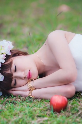 Обои цветы, трава, девушка, поза, яблоко, венок, азиатка, flowers, grass, girl, pose, apple, wreath, asian разрешение 2560x1539 Загрузить