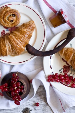 Обои ягоды, тарелка, выпечка, смородина, круассаны, anna verdina, berries, plate, cakes, currants, croissants разрешение 2000x1331 Загрузить