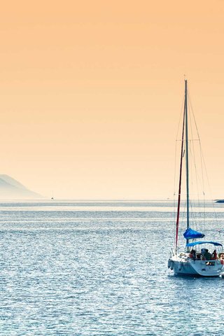 Обои горы, море, даль, парусные, яхта парусник, парусный спорт, mountains, sea, dal, sailing, yacht sailboat разрешение 1920x1200 Загрузить