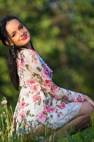 Обои трава, природа, платье, улыбка, брюнетка, модель, кети, grass, nature, dress, smile, brunette, model, katie разрешение 2880x1800 Загрузить