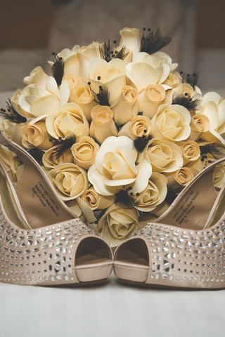 Обои цветы, розы, букет, свадьба, туфли, flowers, roses, bouquet, wedding, shoes разрешение 2048x1363 Загрузить