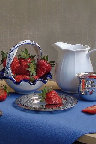 Обои клубника, кружка, ягоды, кувшин, натюрморт, вазочка, салфетки, strawberry, mug, berries, pitcher, still life, vase, swipe разрешение 1920x1425 Загрузить