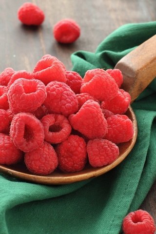 Обои малина, красные, стол, ягоды, ложка, деревянная, raspberry, red, table, berries, spoon, wooden разрешение 1920x1317 Загрузить