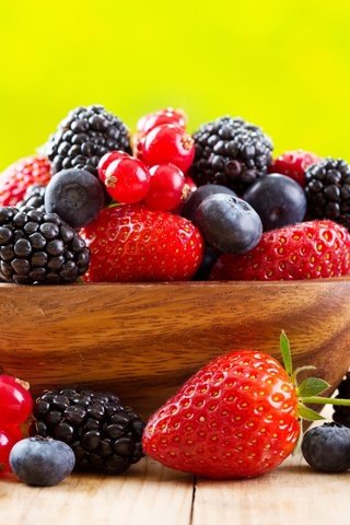 Обои фон, клубника, ягоды, чашка, черника, ежевика, смородина, background, strawberry, berries, cup, blueberries, blackberry, currants разрешение 1920x1351 Загрузить