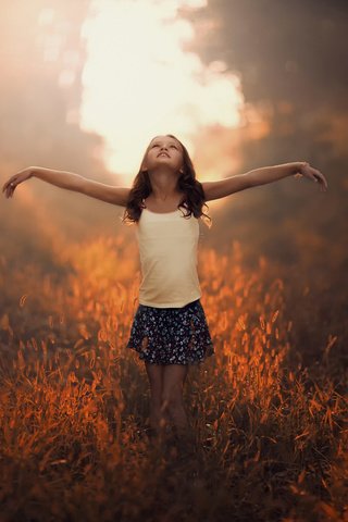 Обои солнце, природа, настроение, дети, девочка, ребенок, руки, the sun, nature, mood, children, girl, child, hands разрешение 2048x1335 Загрузить