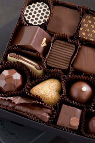 Обои конфеты, белый, шоколад, коробка, сладкое, в шоколаде, молочный, ассорти, candy, white, chocolate, box, sweet, milk, cuts разрешение 1920x1254 Загрузить