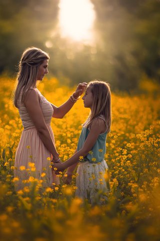 Обои свет, цветы, лето, дети, девочка, луг, любовь, мама, light, flowers, summer, children, girl, meadow, love, mom разрешение 2048x1481 Загрузить