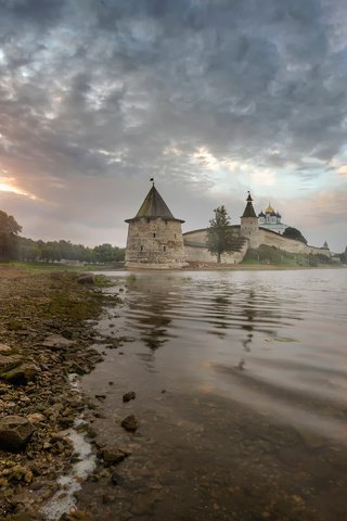 Обои небо, облака, река, город, крепость, псков, the sky, clouds, river, the city, fortress, pskov разрешение 1920x1200 Загрузить