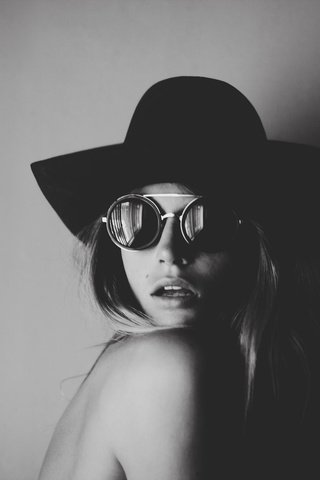 Обои девушка, портрет, очки, чёрно-белое, шляпа, annie mcginty, girl, portrait, glasses, black and white, hat разрешение 2048x1365 Загрузить