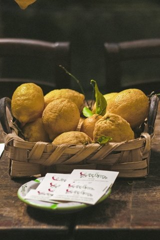 Обои фрукты, стол, натюрморт, лимоны, цитрусы, записи, fruit, table, still life, lemons, citrus, records разрешение 2880x1920 Загрузить