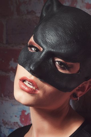 Обои девушка, маска, взгляд, стена, лицо, макияж, женщина-кошка, girl, mask, look, wall, face, makeup, catwoman разрешение 2574x1713 Загрузить