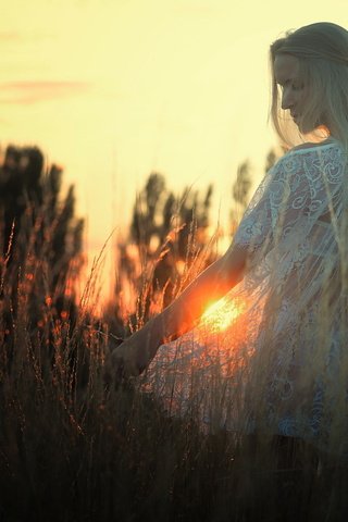 Обои свет, природа, закат, девушка, блондинка, light, nature, sunset, girl, blonde разрешение 2048x1313 Загрузить