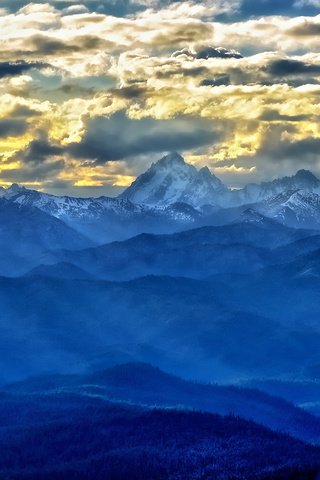 Обои облака, горы, вид, пик, гряда, clouds, mountains, view, peak, ridge разрешение 1920x1300 Загрузить