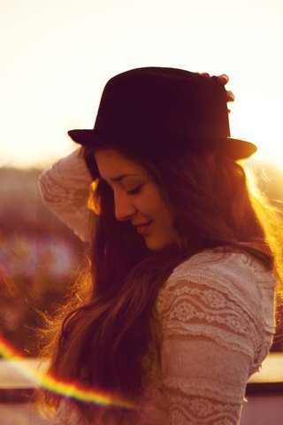 Обои солнце, девушка, волосы, шляпа, шатенка, the sun, girl, hair, hat, brown hair разрешение 2048x1365 Загрузить