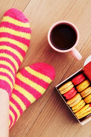 Обои кофе, ноги, чашка, носки, печенье, кубок, макарун, гольфах, coffee, feet, cup, socks, cookies, macaron разрешение 2880x1920 Загрузить