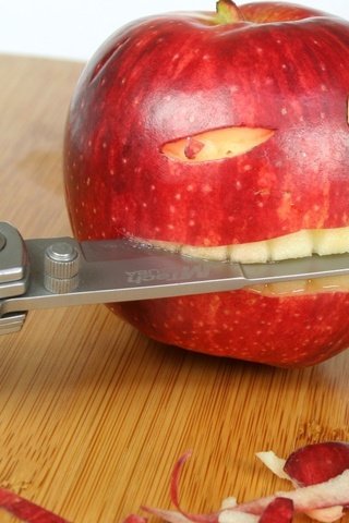 Обои глаза, стол, зубы, яблоко, нож, eyes, table, teeth, apple, knife разрешение 2560x1600 Загрузить