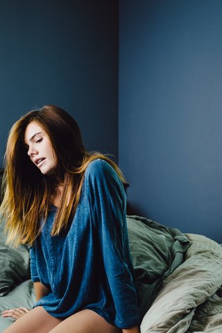 Обои девушка, утро, комната, постель, шатенка, girl, morning, room, bed, brown hair разрешение 5876x3875 Загрузить