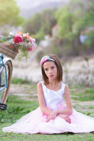 Обои цветы, фото, платье, дети, девочка, сидит, велосипед, flowers, photo, dress, children, girl, sitting, bike разрешение 2048x1365 Загрузить