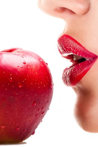 Обои девушка, красные, губы, лицо, белый фон, яблоко, красное, girl, red, lips, face, white background, apple разрешение 2705x1800 Загрузить