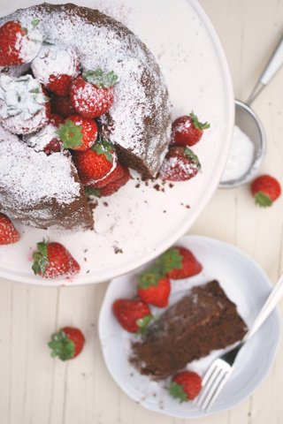 Обои вкусный, земляника, сахар, торт, пудра, шоколадный, delicious, strawberries, sugar, cake, powder, chocolate разрешение 2592x3872 Загрузить