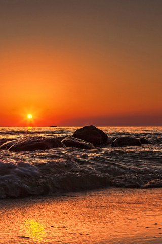 Обои камни, берег, волны, закат, море, пляж, stones, shore, wave, sunset, sea, beach разрешение 2048x1305 Загрузить