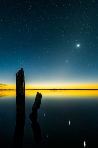 Обои небо, озеро, отражение, звезды, восход солнца, коряги, the sky, lake, reflection, stars, sunrise, driftwood разрешение 2048x1367 Загрузить