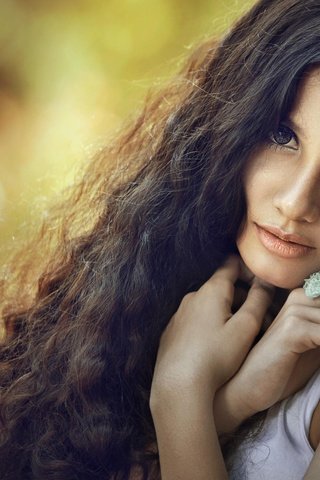 Обои листья, девушка, брюнетка, ветки, взгляд, локоны, leaves, girl, brunette, branches, look, curls разрешение 2048x1366 Загрузить