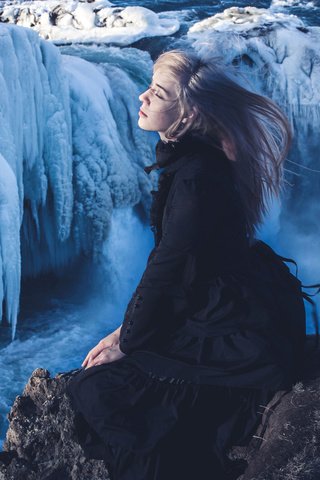 Обои солнце, снег, девушка, лёд, камень, исландия, godafoss, the sun, snow, girl, ice, stone, iceland разрешение 2048x1384 Загрузить