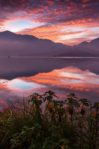 Обои озеро, горы, закат, отражение, тайвань, китай, озеро сан мун, ючи, lake, mountains, sunset, reflection, taiwan, china, the sun moon lake, yuchi разрешение 2880x1920 Загрузить