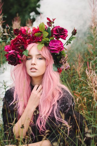 Обои цветы, трава, девушка, венок, розовые волосы, lauren hallworth, flowers, grass, girl, wreath, pink hair разрешение 2048x1365 Загрузить