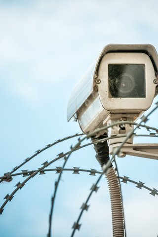 Обои колючая проволока, камеры безопасности, видеонаблюдение, barbed wire, security camera, surveillance разрешение 3068x2150 Загрузить