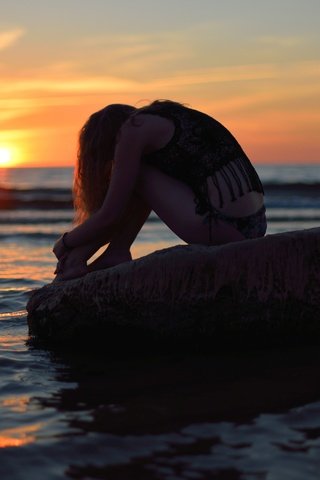 Обои вечер, закат, девушка, скала, пляж, the evening, sunset, girl, rock, beach разрешение 3008x2006 Загрузить