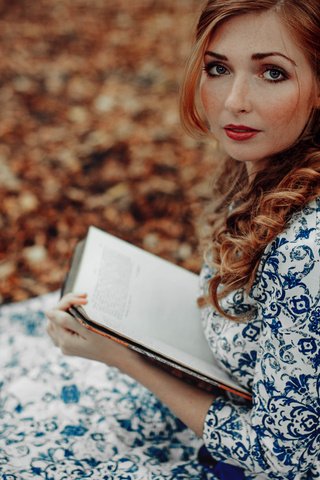 Обои девушка, платье, взгляд, осень, рыжая, локоны, книга, girl, dress, look, autumn, red, curls, book разрешение 2048x1365 Загрузить