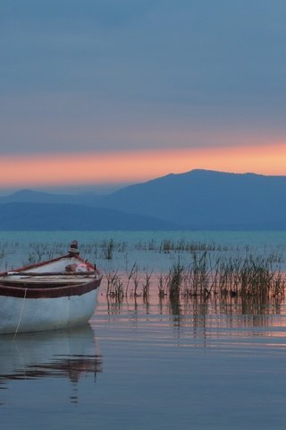 Обои озеро, горы, лодка, турция, озеро бейшехир, таврские горы, lake, mountains, boat, turkey, lake beyşehir, the taurus mountains разрешение 4510x2536 Загрузить