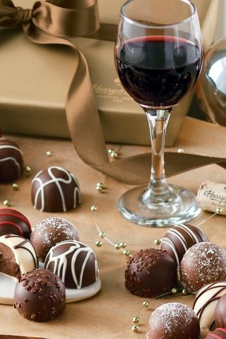 Обои новый год, конфеты, вино, бокалы, праздник, шоколад, коробка, шоколадные конфеты, new year, candy, wine, glasses, holiday, chocolate, box, chocolates разрешение 1920x1080 Загрузить